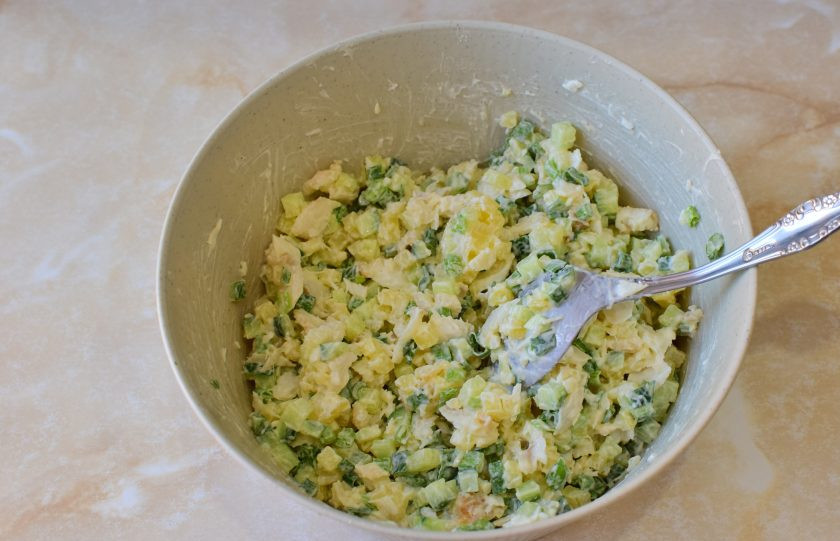 1. Этап. Салат с треской и огурцом: Заправьте салат майонезом и перемешайте.
