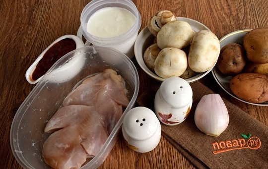 1. Этап. Сочные куриные грудки в сметане: Подготовьте необходимые продукты. Овощи и грибы помойте.