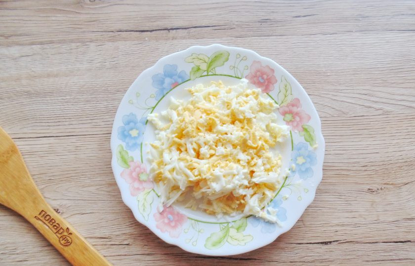 1. Этап. Салат с апельсинами, курицей и корейской морковью: Яйца сварите вкрутую. Охладите, очистите и натрите на терке.