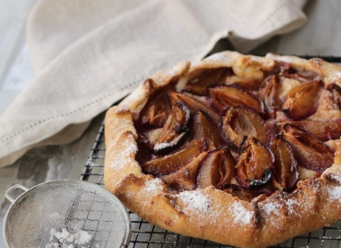 1. Этап. Галета со сливами: По желанию галету можете посыпать сахарной пудрой.