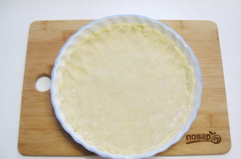 1. Этап. Яблочный пирог Джейми Оливера: Достаньте тесто из холодильника, разделите на две части. Одну выложите в форму для выпечки.