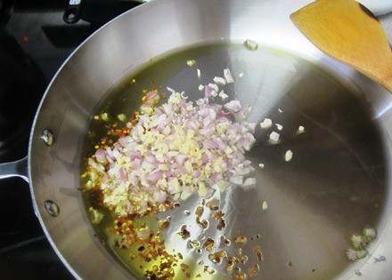 1. Этап. Жареные грибы с макаронами: 4. Затем выложить лук с чесноком и обжарить пару минут.