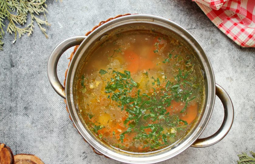 1. Этап. Уха из рыбных голов: Доведите уху по вкусу на соль и перец, добавьте резаную зелень, перемешайте и снимите с огня. Готовую уху разлейте по тарелкам, если любите, выложите голову и подавайте к столу.