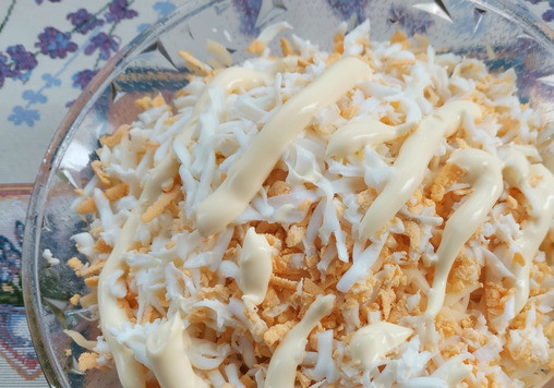 1. Этап. Салат Чайка: Добавить майонез и соль.