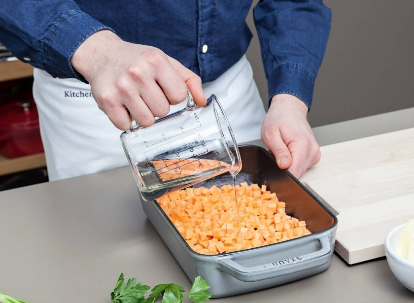 1. Этап. Запечённая треска с бататом: 2. Затем влейте вино. Всыпьте соль. Отправьте батат запекаться в духовку при 180 градусах в течение 20 минут.