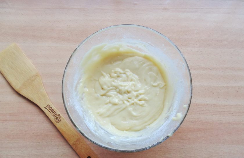 1. Этап. Простой ягодный пирог: Замесите достаточно густое тесто, на котором должен оставаться след от венчика и оно не растекалось.