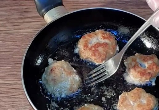 1. Этап. Шашлык из индейки в азиатском стиле: 12. Жарим кругляши (ф=4 см) с двух сторон под крышкой, минуты по 2.