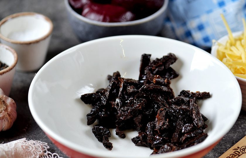 1. Этап. Салат из свеклы с черносливом и сыром: Для салата я купила копченый чернослив, его нужно только помыть теплой кипяченой водой, обсушить салфетками и нарезать тонкой соломкой. Если будете использовать вяленый чернослив, тогда его лучше залить горячей водой и дать немного набухнуть.