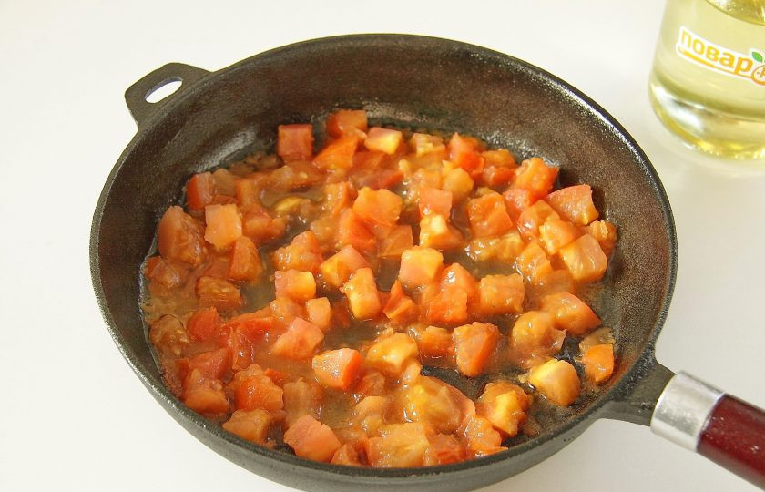 1. Этап. Яичный суп с помидорами: Обжарьте помидоры на сковороде до мягкости. Чтобы убрать лишнюю кислоту, можно добавить щепотку сахара.