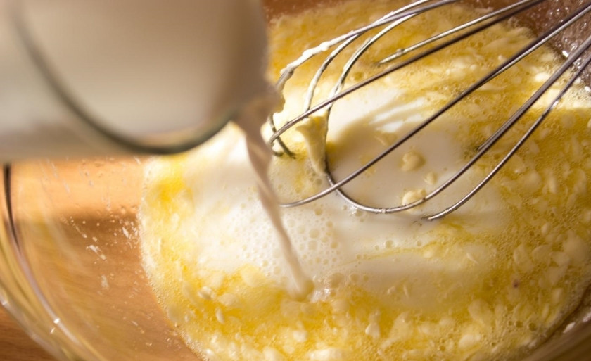 1. Этап. Кексы простые на молоке: 6. Вливаю молоко комнатной температуры и еще раз перемешиваю.