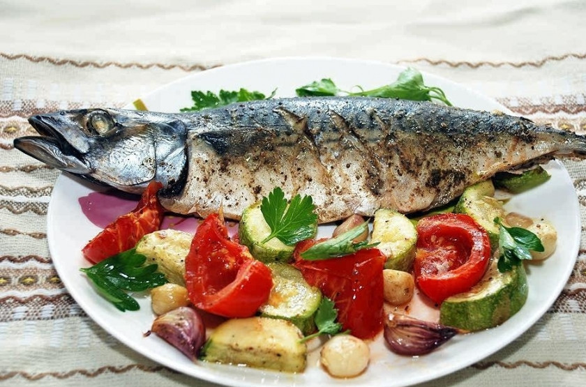 1. Этап. Скумбрия с овощами в духовке: 9. Когда скумбрия с овощами в духовке немного остынет - подаем ее к столу на большом блюде.