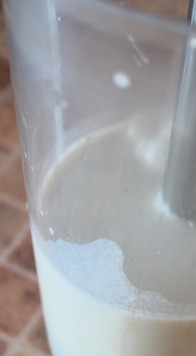 1. Этап. Кофе на кедровом молоке: Сварить кофе из 3 ч. л. кофейных зёрен (смолоть в кофемолке) и 150 мл воды. Остудить. Блендером измельчить кедровое молоко комнатной температуры и мякоть банана.