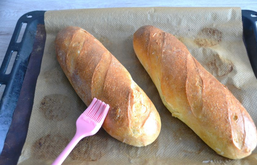 1. Этап. Батон на закваске: За 5 минут до окончания времени выпечки достаньте батоны и еще раз смажьте кисельком, снова поместите их в духовку на 5 минут.