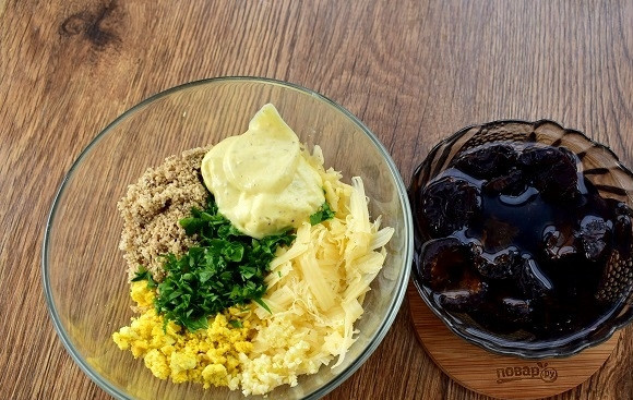 1. Этап. Мидии из чернослива: Чернослив замочите в горячей воде на 5 минут, слейте, надрежьте вдоль до середины. Орехи и петрушку измельчите, желтки разомните вилкой, сыр натрите на мелкой терке, чеснок продавите через пресс. Соедините все с майонезом, перемешайте.