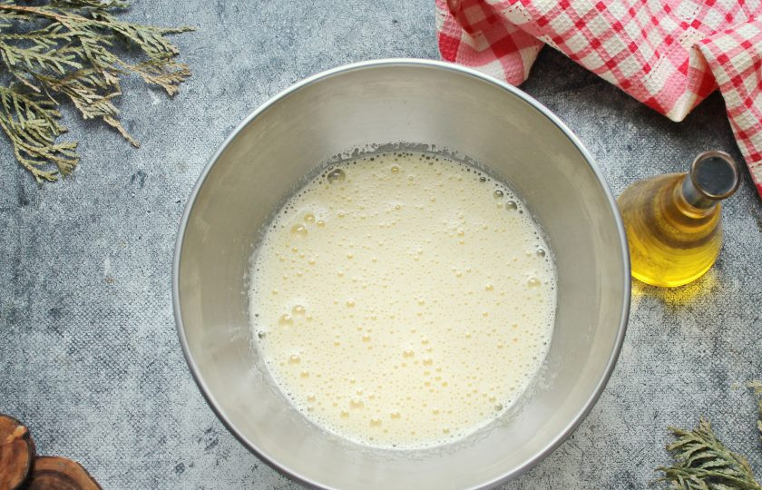 1. Этап. Морковно-гречневый кекс: Влейте в яичную массу растительное масло и аккуратно перемешайте.