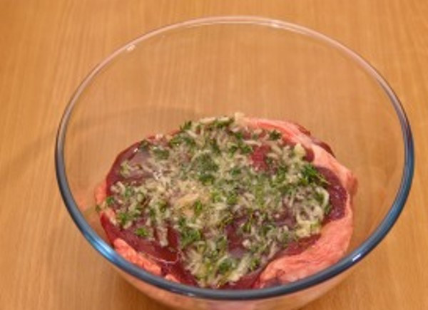 1. Этап. Баранина в духовке в рукаве: Полученной смесью обмажьте мясо.