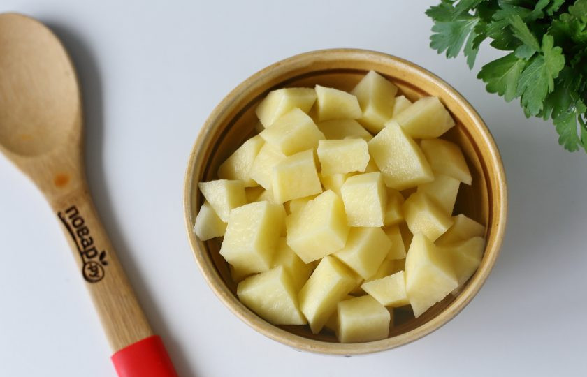 1. Этап. Суп с гречкой и фасолью: Картофель нарежьте кубиками.