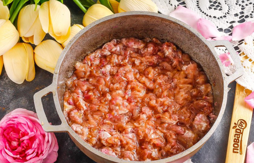 1. Этап. Джем из лепестков роз: Проварите джем без добавления воды в емкости примерно 15 минут, чтобы лепестки роз выпустили сок и пропитались сахарным сиропом. Затем протрите их вилкой, но не погружным блендером! Ошпарьте банку и крышку кипятком.