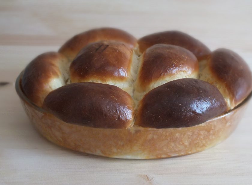 1. Этап. Булочки со сливками: Готовые булочки достаньте из духовки. Слегка охладите.