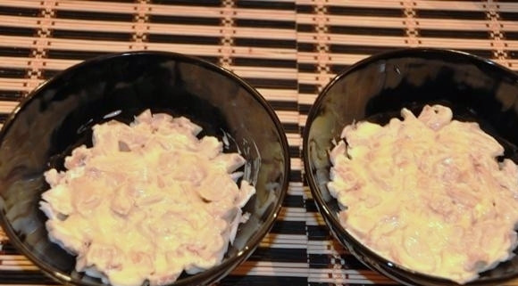 1. Этап. Салат из минтая: Затем смазываем смесью из майонеза и сметаны.