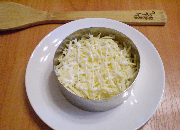 1. Этап. Салат Индивидуальный: Теперь сделайте слой из тертого сыра и майонеза.