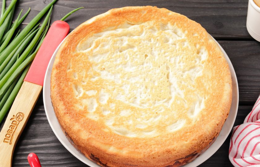 1. Этап. Дрожжевой пирог с яйцом в духовке: Готовый пирог извлеките из формы при помощи тарелки.