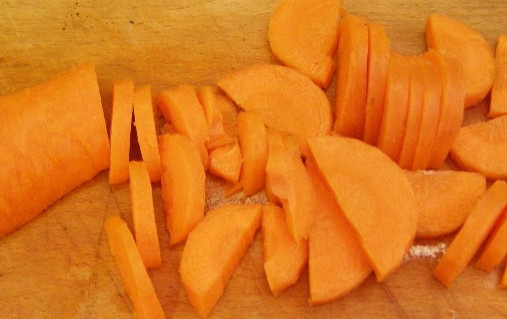 1. Этап. Свиные ребра, тушенные с картошкой: Очищенную морковь нарежьте кружочками или мельче.