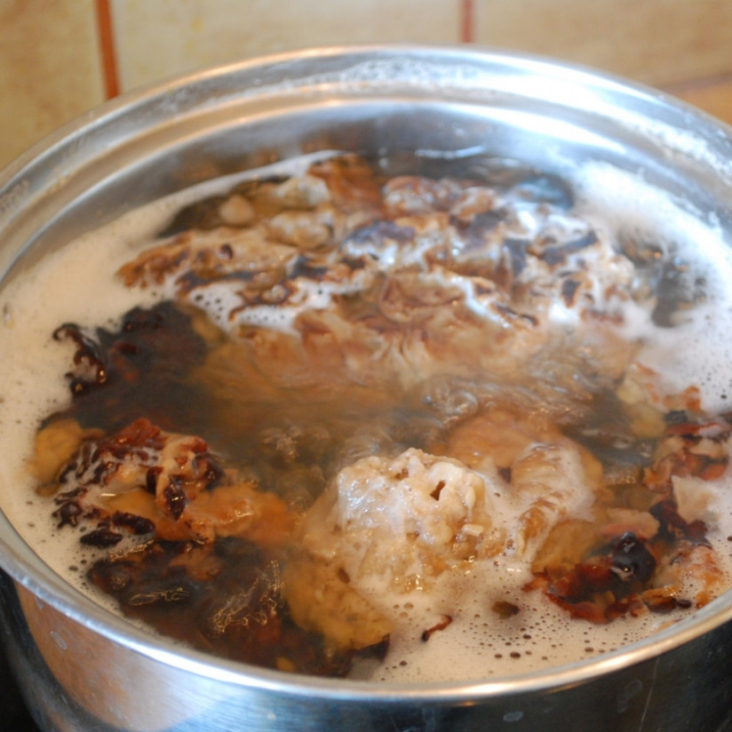 1. Этап. Картошка со сморчками в духовке: Снова залейте грибы водой, поставьте их на огонь вариться. Проварите 15 минут, поменяйте воду, снова поставьте вариться на 15 минут.