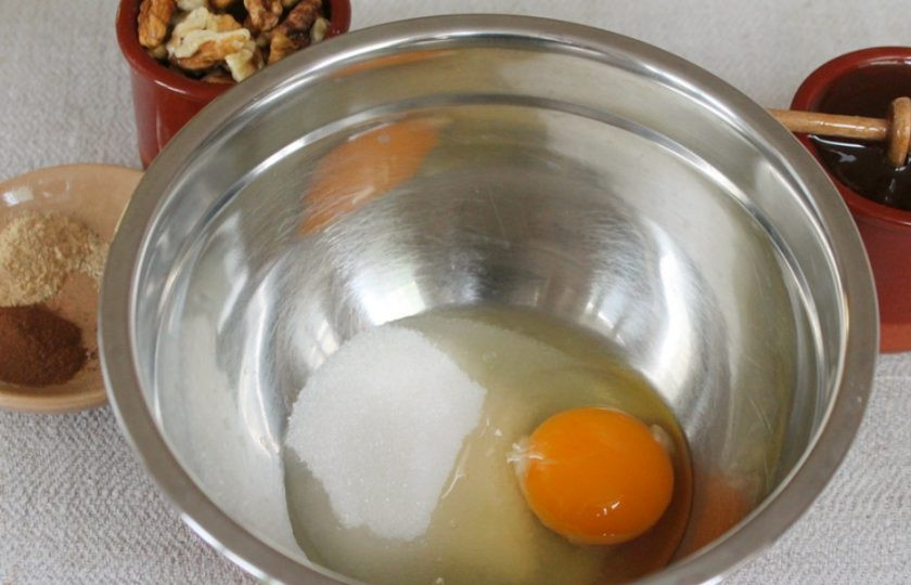 1. Этап. Пряники с грецкими орехами: В миску вбиваем яйцо и добавляем сахар. Все взбиваем.