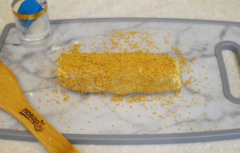 1. Этап. Горчичное печенье: 7. Обваляйте в зернах горчицы, заверните в пленку и уберите в холодильник на 30 минут.