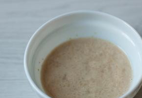 1. Этап. Льежские вафли: В глубокой плошке разведем теплую воду, дрожжи и сахар. Дать настояться смесь 15-20 минут.