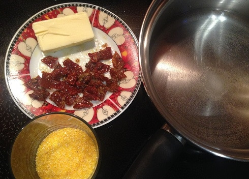 1. Этап. Полента с вялеными помидорами в беконе: 1. Воду доводим до кипения, солим. Помидоры нарежем на небольшие кусочки.