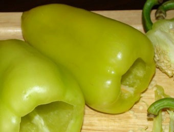 1. Этап. Перец, фаршированный творогом и зеленью: Перцы почистить.