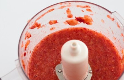 1. Этап. Торт Европейский: Клубнику измельчить в блендере.