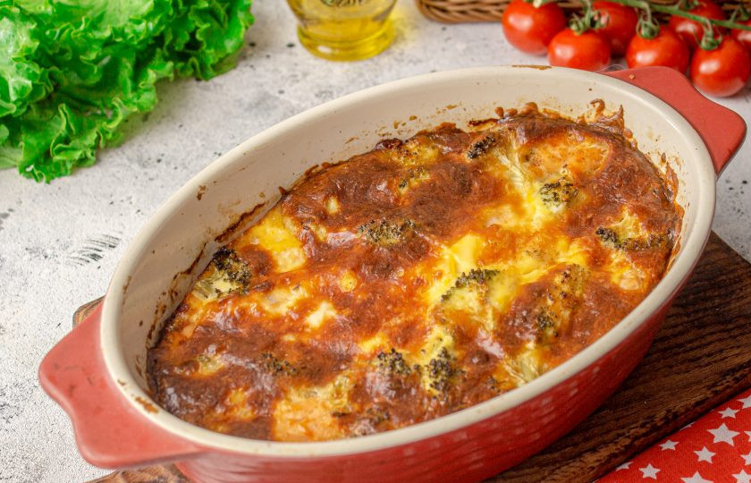 1. Этап. Запеканка с форелью и брокколи: Достаньте готовую запеканку и дайте ей немного остыть.