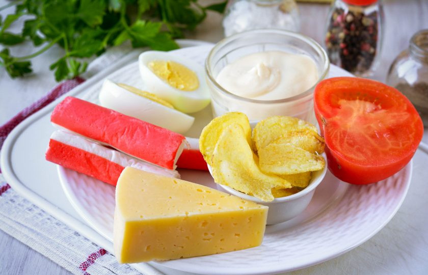 1. Этап. Салат с крабовыми палочками и чипсами: Подготовьте ингредиенты для приготовления салата с крабовыми палочками и чипсами.