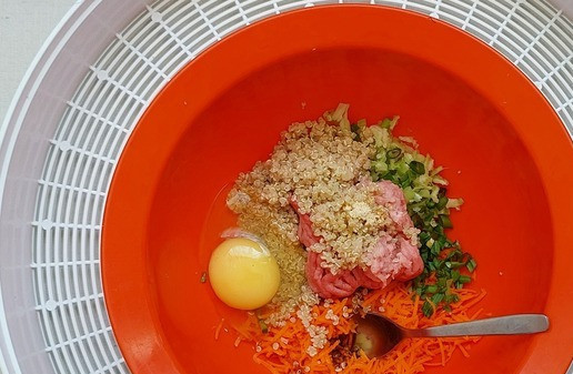 1. Этап. Наггетсы из индейки с овощами: Добавить крупу, яйцо, соевый соус, чеснок.