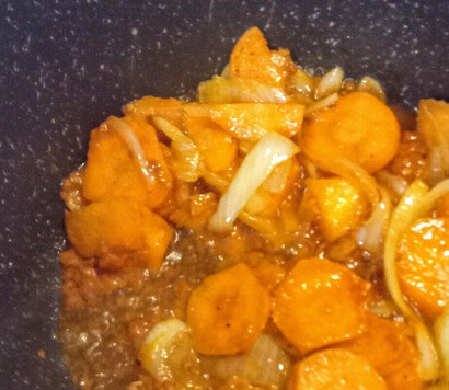 1. Этап. Гиганты с помидорами и харисой: Добавить харису. Перемешать.