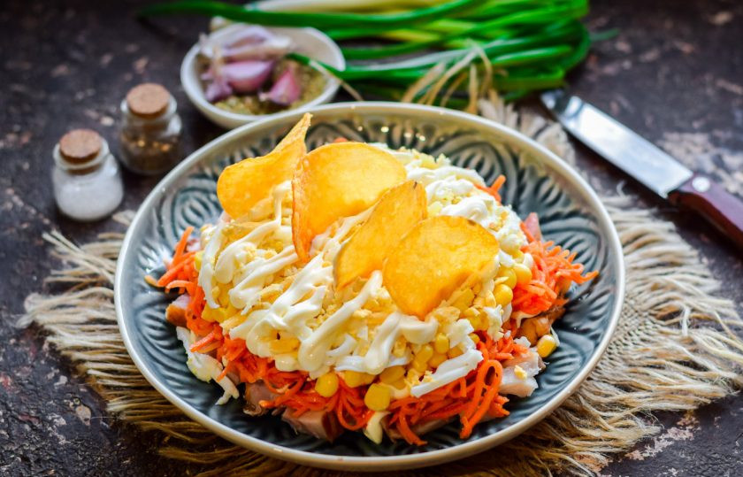 1. Этап. Салат Парус: Украсьте салат чипсами и подавайте к столу.