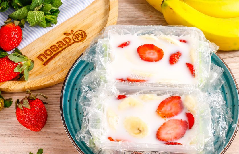 1. Этап. Клубнично-банановый террин: Аккуратно залейте все сливками и поместите в холод. В морозильной камере террин застынет за 20 минут, в холодильнике — за 40 минут при условии небольших порций. Если вы готовите крупный десерт, то охлаждайте его минимум 2-3 часа.