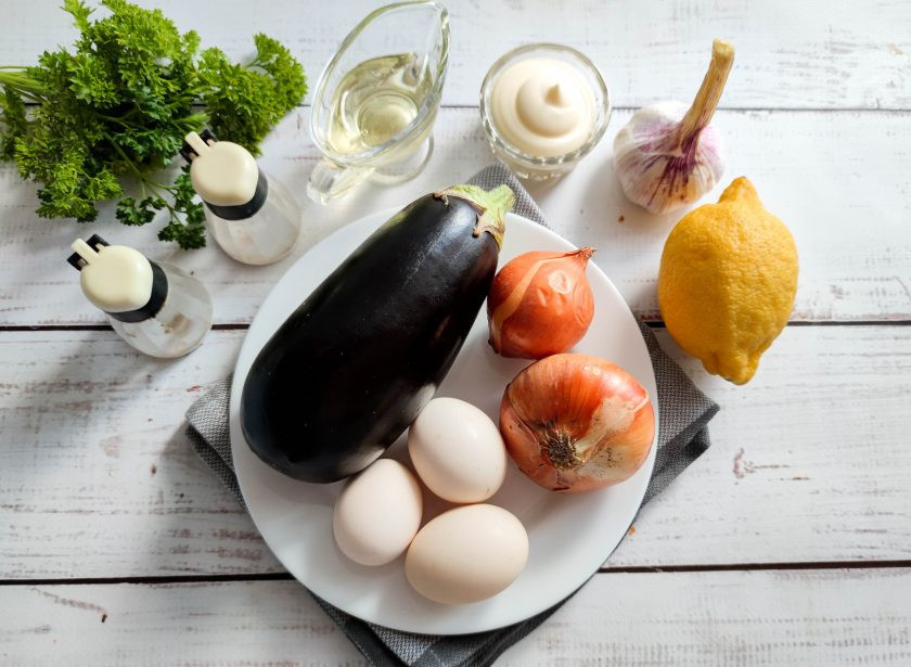 1. Этап. Салат из жареных баклажанов с майонезом: Подготовьте все необходимые ингредиенты.