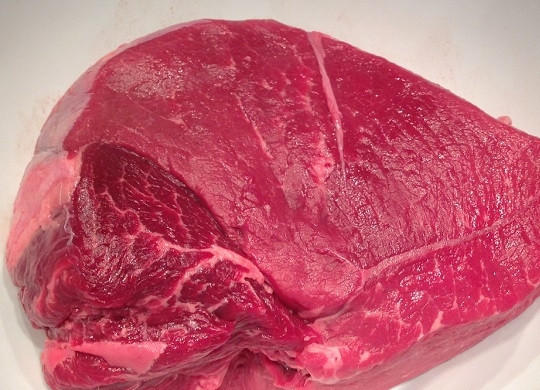 1. Этап. Запеченное мясо с корицей и приправами: 1. Мясо вымойте, очистите при необходимости от пленок или лишнего жира и обсушите.