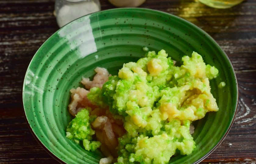 1. Этап. Куриные котлеты с кабачком и творогом: Перекрутите на мясорубке кабачок. Если у него плотная кожура, тогда обязательно ее предварительно срежьте.