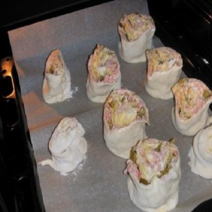 1. Этап. Мини пицца из слоеного теста: 7. Нагреть духовку до 180 градусов. На лист выложить лист пергамента. Каждый кусочек перевернуть разрезом вверх и уложить на лист. Выпекаются пиццы 15-20 минут.