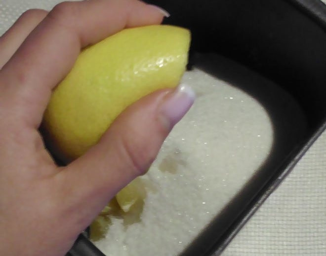 1. Этап. Апельсиновое варенье в хлебопечке: 4. В самом конце выдавливаем сок половинки лимона (или вливаем уже готовый сок, его можно найти в магазине). Теперь выбираем режим 