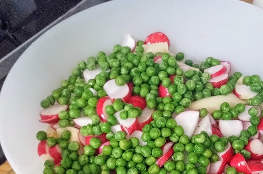 1. Этап. Холодный салат по-корейски: Тем временем, приготовить лапшу в соответствии с инструкцией. Процедить Затем, охладить лапшу под холодной водой. Полить растительном маслом до полного покрытия. Выложить в салатницу. Добавить редис и зелёный горошек.