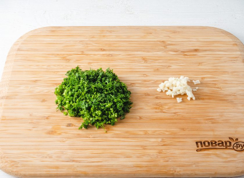 1. Этап. Малосольные огурчики в пакете: Укроп и чеснок мелко порубите.