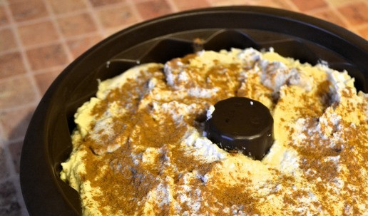 1. Этап. Запеканка Загрушевная: Закрыть выложенные фрукты оставшейся творожной массой. Сверху запеканку посыпать молотой корицей.