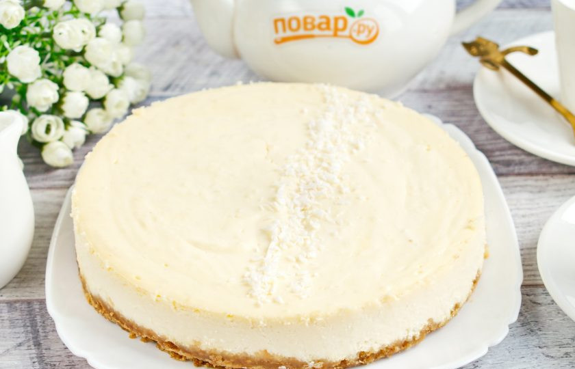 1. Этап. Кокосовый чизкейк: Тонким острым ножом проведите вдоль стенок формы, аккуратно снимите ее.