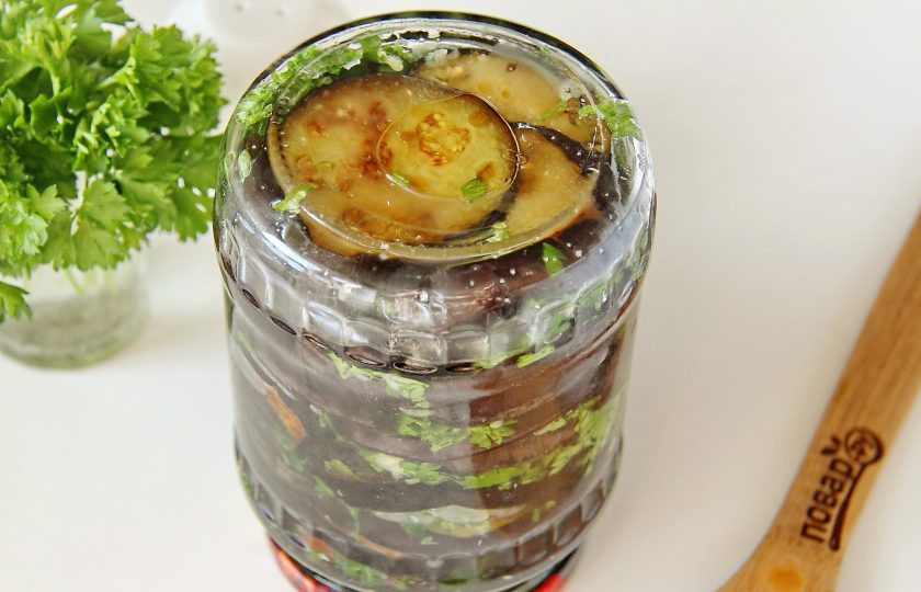 1. Этап. Баклажаны на зиму без уксуса: Банки закрутите стерильными крышками, переверните, укутайте и оставьте до остывания.